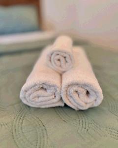 ein Handtuch auf dem Bett in der Unterkunft Taiba Beach Resort - Ap 106 BL A - IMOB TEMPORADA in Taíba