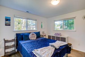 Ένα ή περισσότερα κρεβάτια σε δωμάτιο στο Rockaway Beach House - Walk to Ocean!
