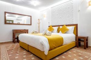 Postel nebo postele na pokoji v ubytování Riad Hamdane et SPA