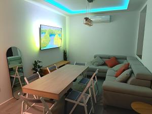 a living room with a couch and a table at City Castle, Granada center, casa completa in Granada