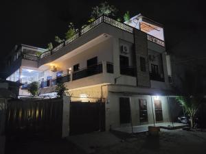 科托努Magnifique appartement的一座带栅栏的白色大房子