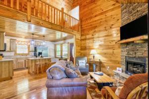 un soggiorno con divano e camino di The Great Escape a Bryson City