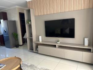 TV a/nebo společenská místnost v ubytování 25 Lillies + 17 fotografií