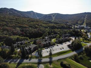 une vue aérienne d'une ville dans les montagnes dans l'établissement BeaverBox AC, Pool, Hot Tub, Sauna, Near Resort, à Killington