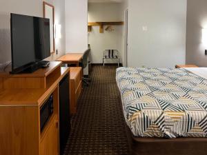 TV a/nebo společenská místnost v ubytování Motel 6 Portland OR Southeast