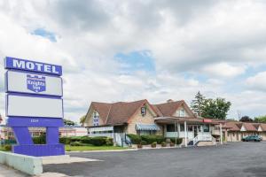 a motel sign in front of a building at Knights Inn London Ontario in London