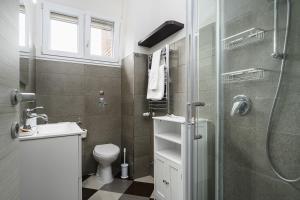 チニゼッロ・バルサモにあるClassbnb - Cozy apartment 15 minutes from Milanのシャワー、洗面台、トイレ付きのバスルーム