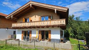 ライト・イム・ヴィンクルにあるChalet Steinplatteの木製バルコニー付きの家