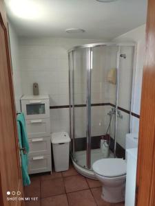 un baño con ducha y WC en Bungalow Sonemar - Summer Mary GC, en Sonnenland