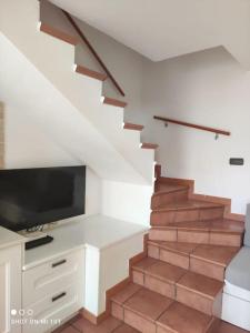 sala de estar con escalera y TV de pantalla plana en Bungalow Sonemar - Summer Mary GC, en Sonnenland 10 fotos más