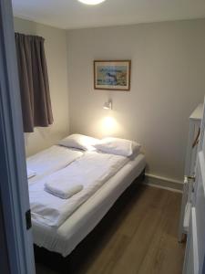 Una cama o camas en una habitación de Úthlíd Cottages