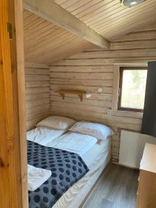 Una cama o camas en una habitación de Úthlíd Cottages
