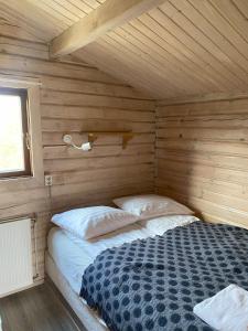 Una cama o camas en una habitación de Úthlíd Cottages