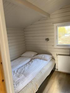 Una cama o camas en una habitación de Úthlíd Cottages