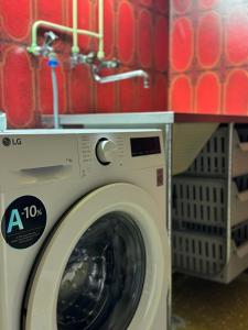 カトリーネホルムにあるNorrmalmsgatan 5の赤い壁の客室内の洗濯機