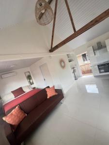 帕皮提Anuarii Lodge Cash only的带沙发和床的客厅