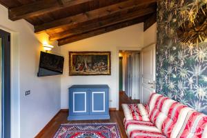 a living room with a couch and a painting on the wall at Corte Bioti in Pescantina