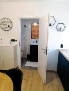 Bilik mandi di Bellisima studio apartment +13 gambar
