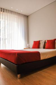 a bedroom with a bed and a window at Apartamentos Portodouro - Santa Catarina in Porto