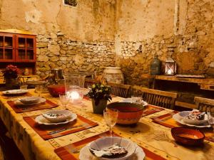 ein Tisch mit Tellern mit Essen und Weingläsern in der Unterkunft Château de la Merletade in Cheval-Blanc
