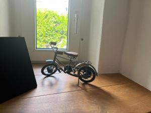 a bike parked in a room with a window at Apartment 4 Kleine Predigergasse 1 in Bautzen
