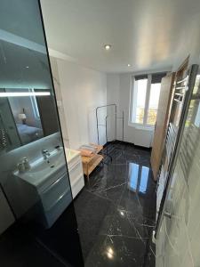 a bathroom with a sink and a mirror at Appart 4 personnes proche PARIS Tour Eiffel in Meudon +29 photos
