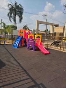 Ο χώρος παιχνιδιού για παιδιά στο Apartamento com ar condicionado