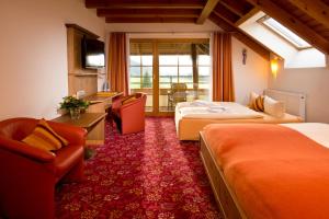Postel nebo postele na pokoji v ubytování Silberkönig Schwarzwald Hotel & Restaurant Ringhotel + 37 fotografií