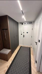 ein Raum mit zwei Schließfächern und einer Tür mit einem Teppich in der Unterkunft Oliwa luxury apartment, free parking, high speed internet in Danzig