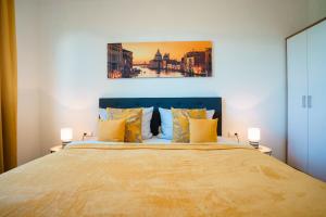 ein Schlafzimmer mit einem großen Bett und gelben Kissen in der Unterkunft Hotel am Schafbaum in Bad Rappenau