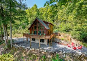 惠提尔Panoramic Views and 7 Private Acres at Hazey View的享有房屋顶部的景致,配有甲板和椅子