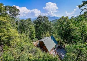 惠提尔Panoramic Views and 7 Private Acres at Hazey View的森林中建筑物的头顶景观