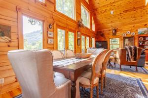 Panoramic Views and 7 Private Acres at Hazey View的休息区