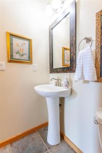 Panoramic Views and 7 Private Acres at Hazey View的一间浴室