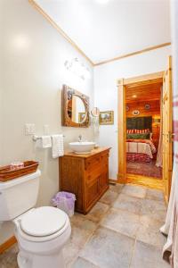 Panoramic Views and 7 Private Acres at Hazey View的一间浴室