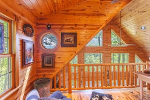 Panoramic Views and 7 Private Acres at Hazey View的休息区