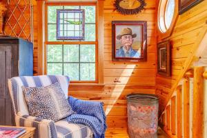 Panoramic Views and 7 Private Acres at Hazey View的休息区