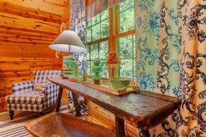 Panoramic Views and 7 Private Acres at Hazey View的休息区