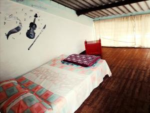 a bedroom with a bed and a painting on the wall at alquilo en el queremal valle del cauca colombia in Papagalleros