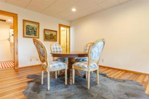 Panoramic Views and 7 Private Acres at Hazey View的休息区