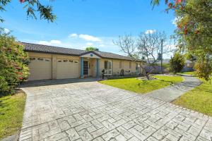 a brick driveway in front of a house at Pipis Huskisson by Experience Jervis Bay in Huskisson