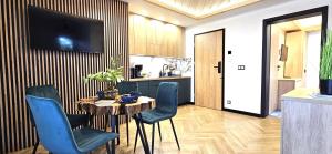 Televízia a/alebo spoločenská miestnosť v ubytovaní VIP Apartamenty VILLA GORSKI SEN