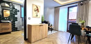 Televízia a/alebo spoločenská miestnosť v ubytovaní VIP Apartamenty VILLA GORSKI SEN