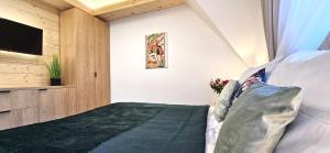 Televízia a/alebo spoločenská miestnosť v ubytovaní VIP Apartamenty VILLA GORSKI SEN