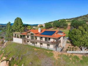 una vista aérea de una casa con techo solar en Breathtaking Retreat, en Escondido
