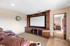 Una sala de estar con un sofá y un televisor de pantalla plana. en Breathtaking Retreat, en Escondido