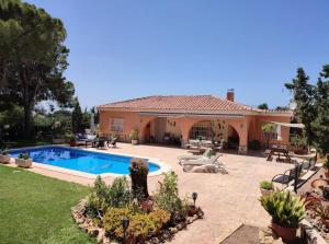 a house with a swimming pool in the yard at Villa Marovi Bonalba in Alicante