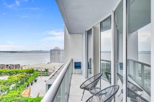 Unique 1BR Icon Brickell WaterViews-Freespa的阳台或露台