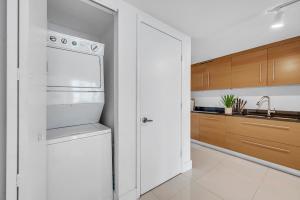 Unique 1BR Icon Brickell WaterViews-Freespa的厨房或小厨房