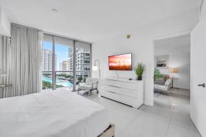 Unique 1BR Icon Brickell WaterViews-Freespa客房内的一张或多张床位